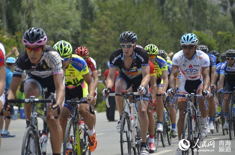 组图:2014环湖赛西宁绕圈赛 车手激烈比拼