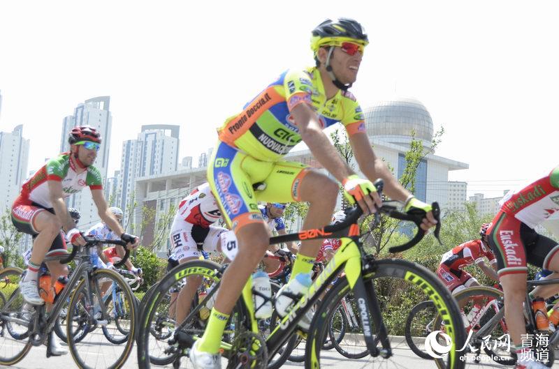 组图:2014环湖赛西宁绕圈赛 车手激烈比拼