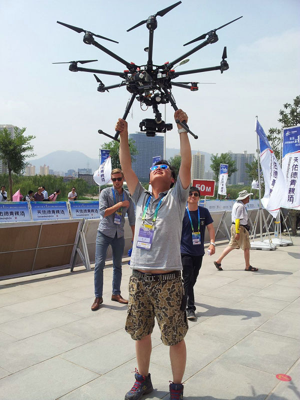 操控航拍飞行器