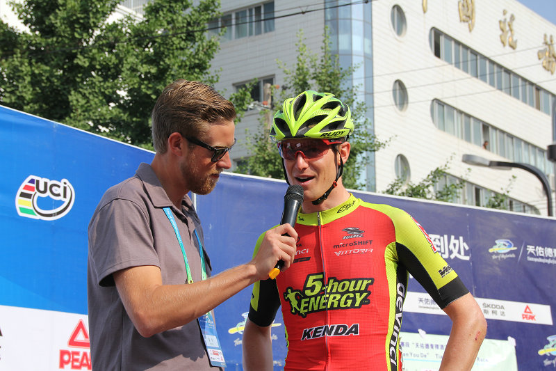 操控航拍飞行器