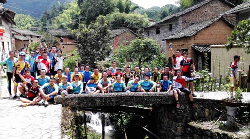 选手们愉快地享受着长虹乡的古朴风情