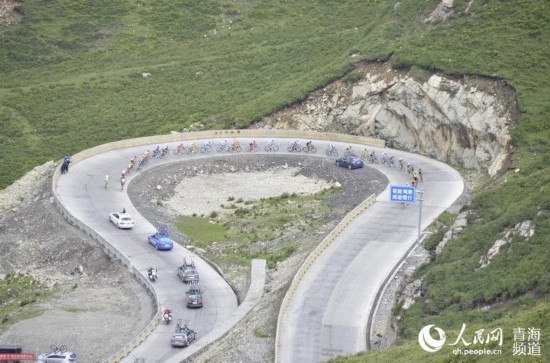 人民网天水7月13日电(杨健)7月13日,2014第十三届“天佑德青稞酒杯”环青海湖国际公路自行车赛进行了第八赛段青海循化至甘肃临洮的比赛。这是本届环湖赛首次跨省“作战”。